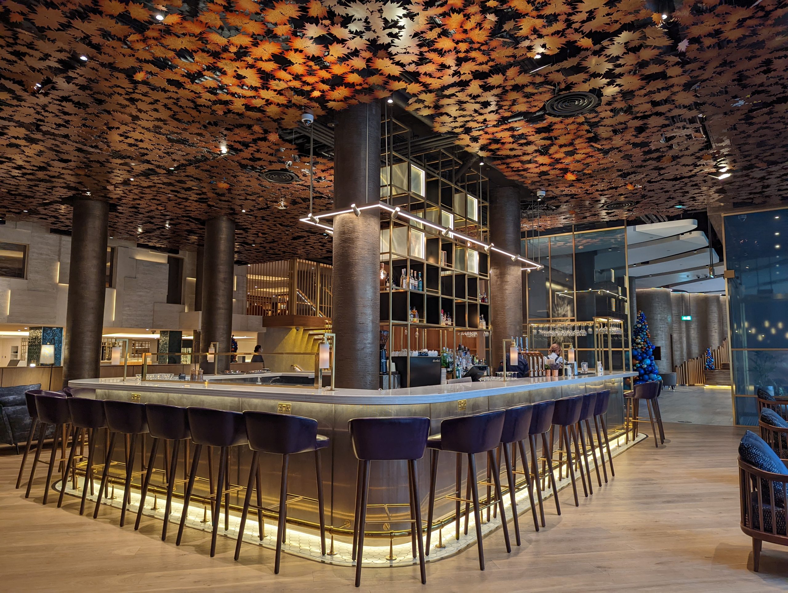 NGA created and installed an award-winning, bespoke autumn-leaf ceiling for the Sycamore Bar at the Middle Eight hotel. This striking feature covers 110sqm and highlights the hotel’s luxury aesthetic.